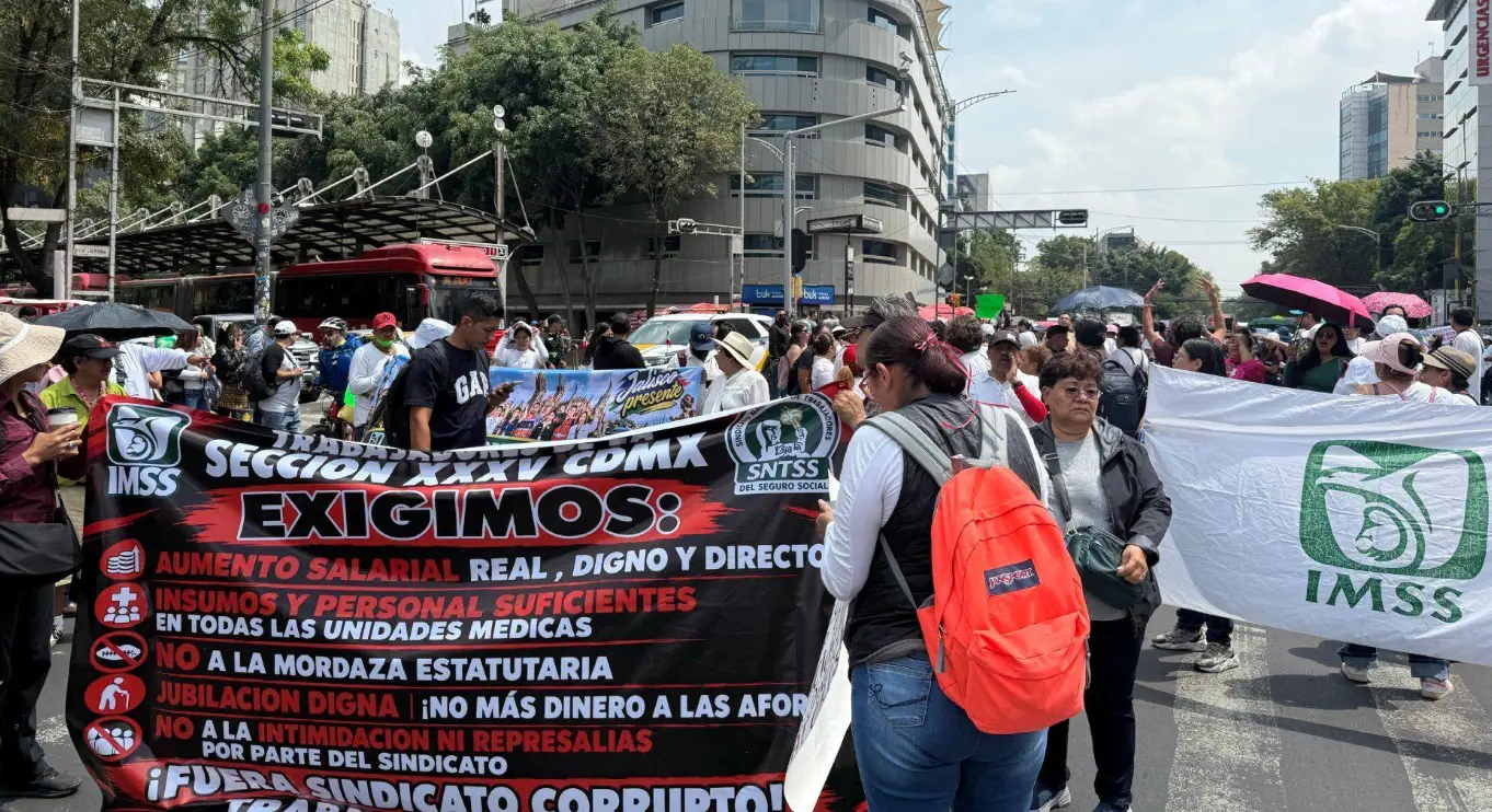 Trabajadores del IMSS salen a las calles para exigir mejores condiciones laborales