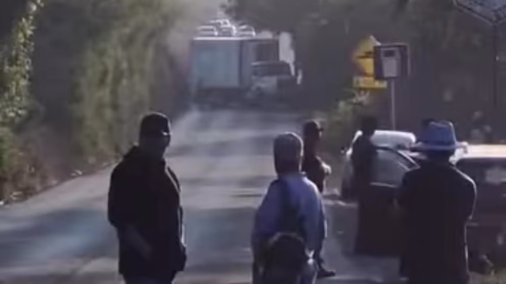 Narcobloqueos y carros incendiados desatan el caos en carreteras de Michoacán